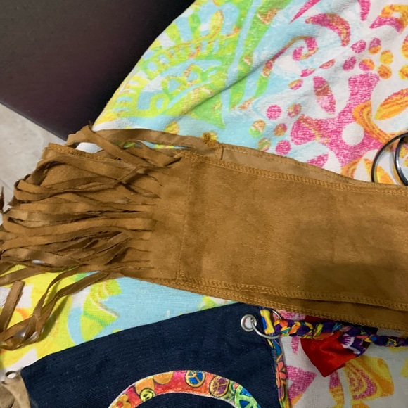 Hippie costume size medium comes with 9 pieces - Picture 6 of 7